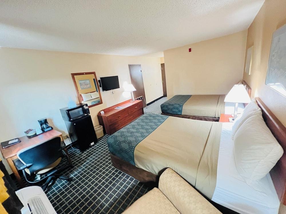 Hometown Inn & Suites photo 7
