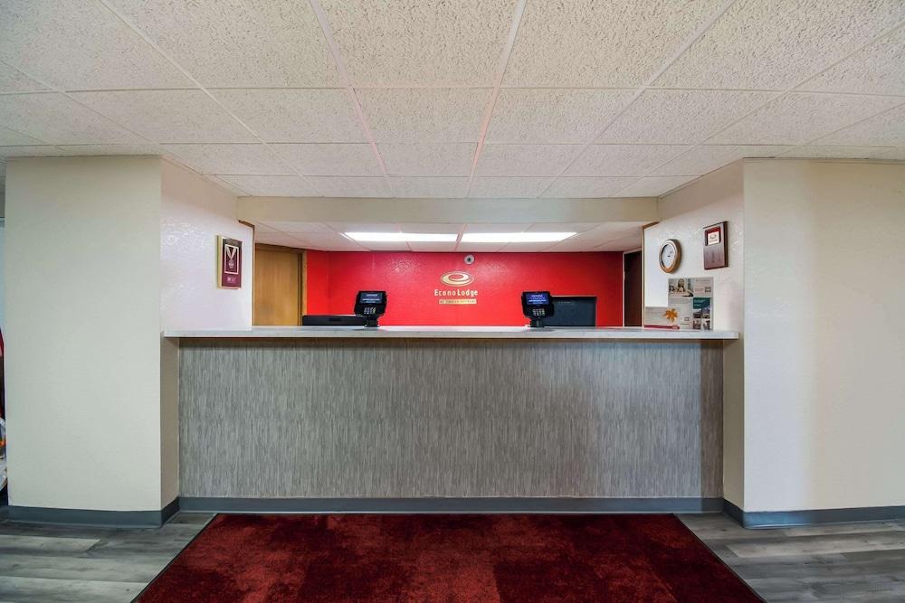 Econo Lodge Duluth near Miller Hill Mall photo 2