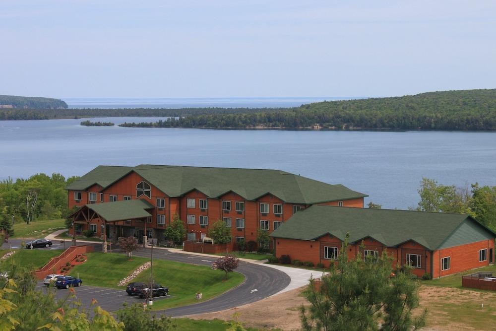 Holiday Inn Express Munising-Lakeview by IHG — hotel in Munising
