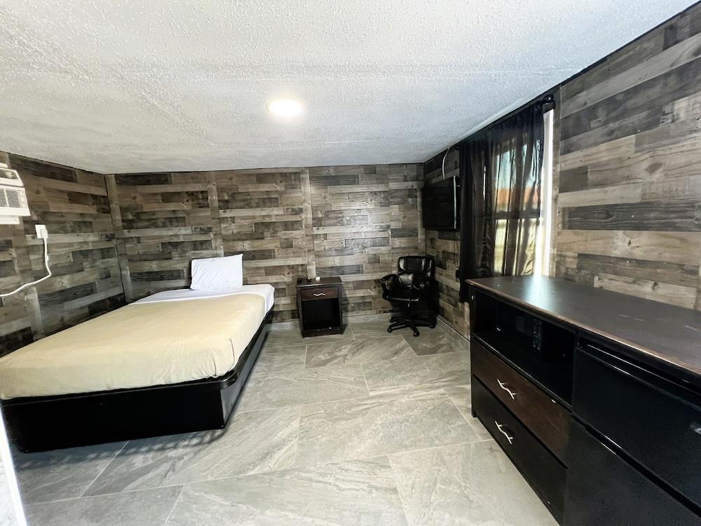 BEVERLY MOTEL photo 1