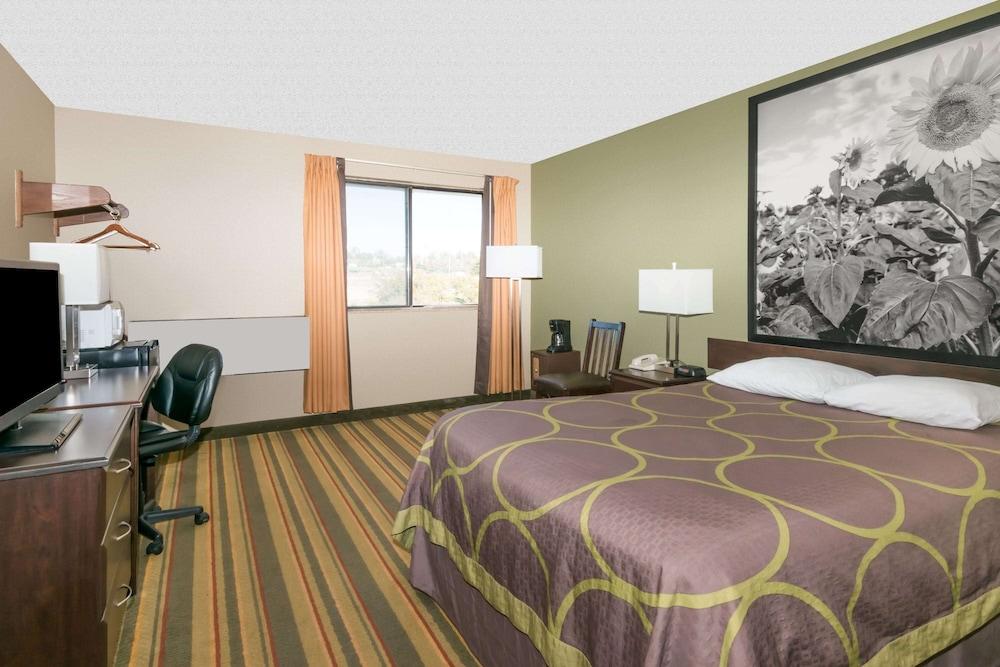Super 8 by Wyndham Topeka/Wanamaker RD/I-70 photo 9