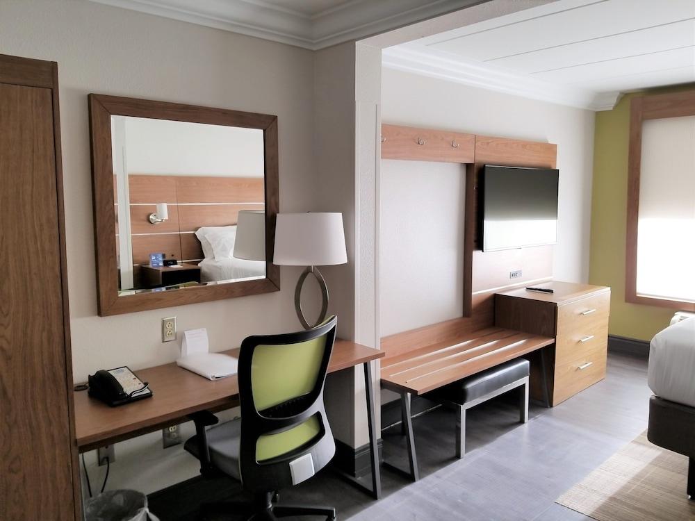 Holiday Inn Express Columbia NE - Fort Jackson by IHG photo 10