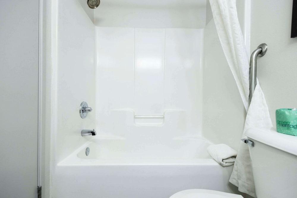 Comfort Suites Springfield I-70 photo 60