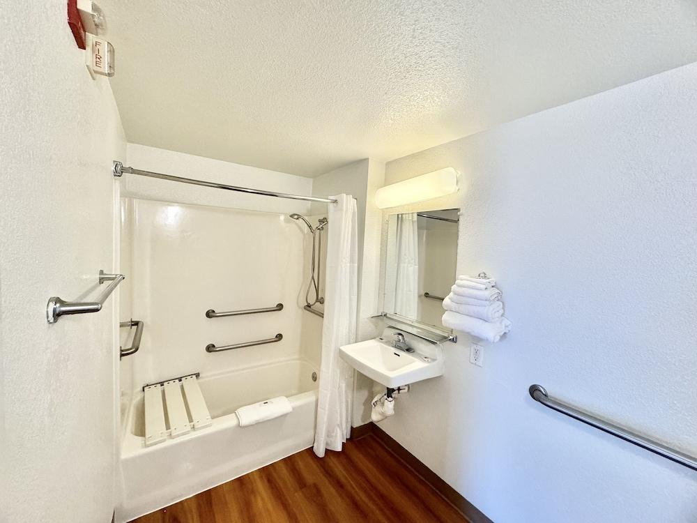 Studio 6 Suites – Bellflower, Ca  - Los Angeles photo 11