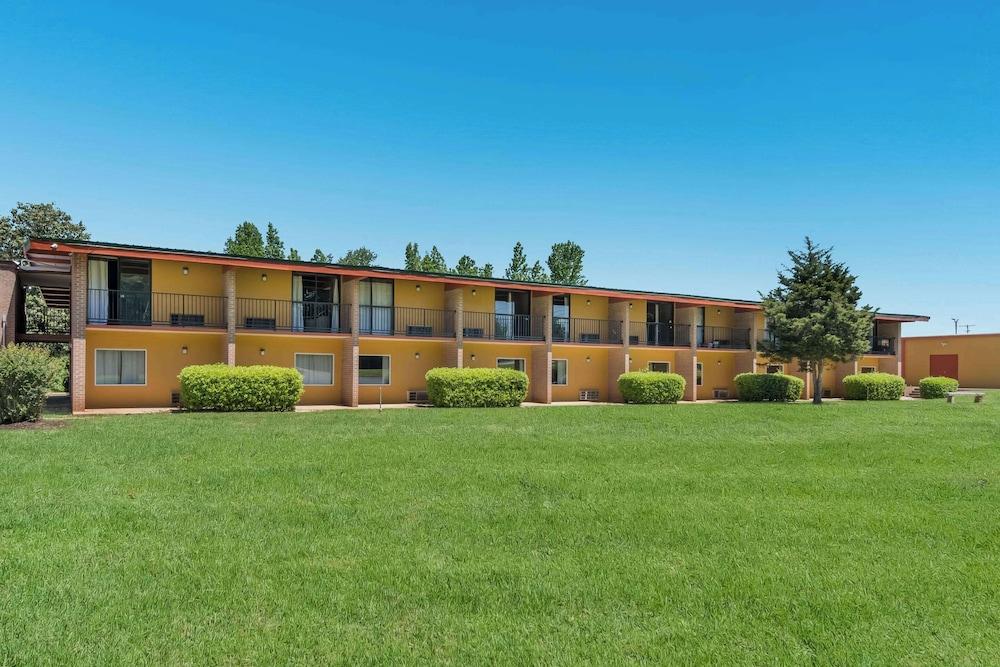 Econo Lodge photo 26