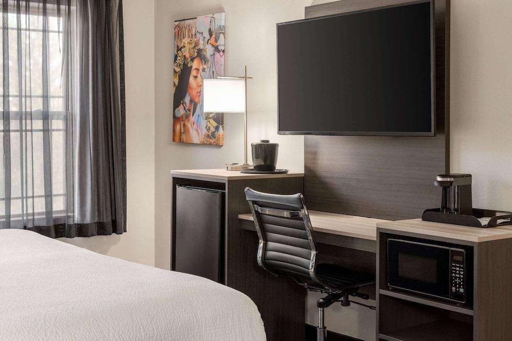 La Quinta Inn & Suites by Wyndham Lake George photo 16
