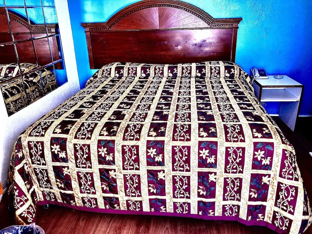 Embassy motel photo 8