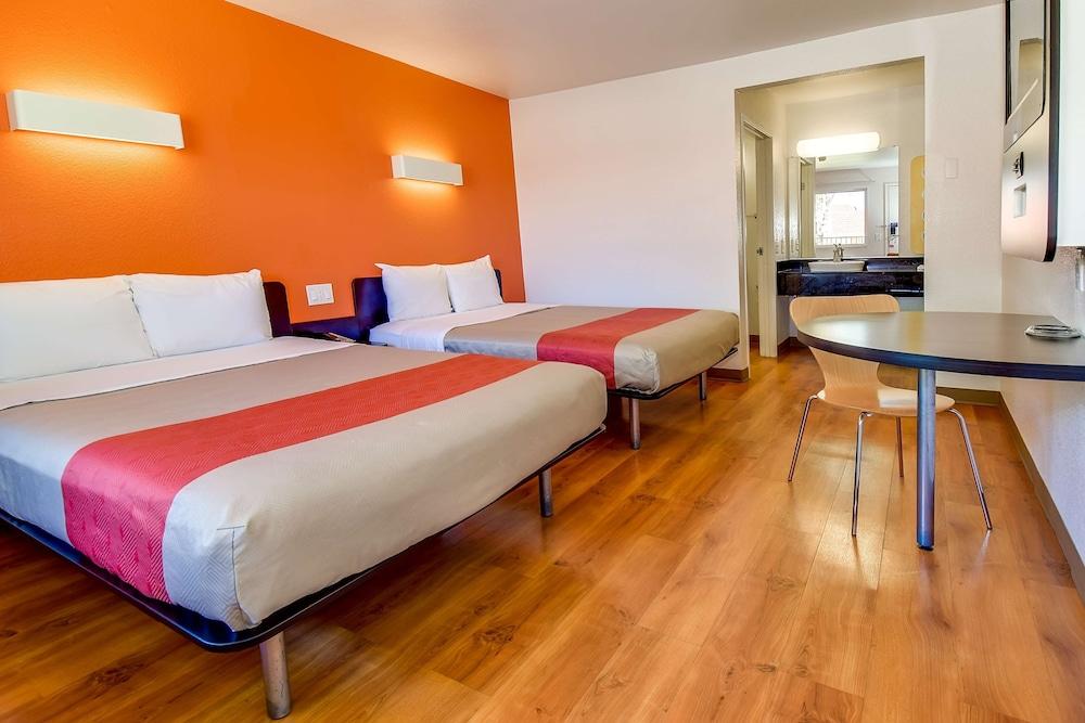 Motel 6 Riverside, CA - South photo 5