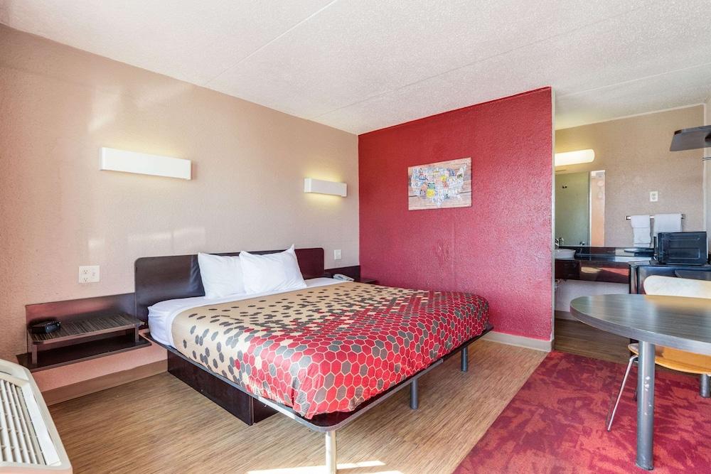Econo Lodge Inn & Suites photo 17