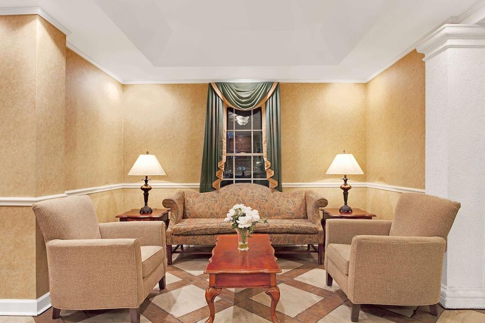 Baymont by Wyndham Pearl photo 2