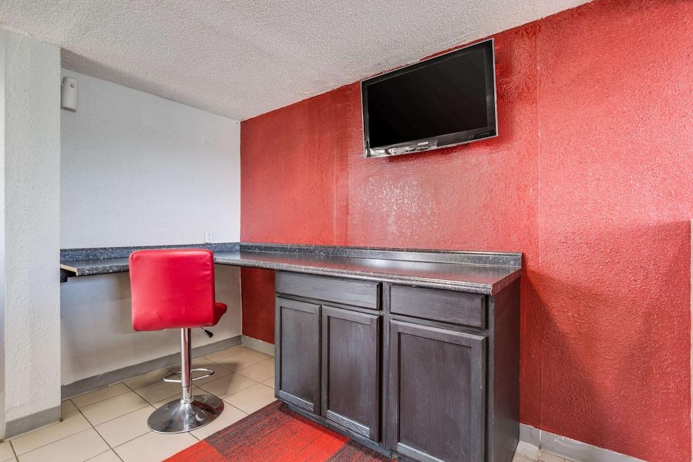 Econo Lodge Inn & Suites photo 3