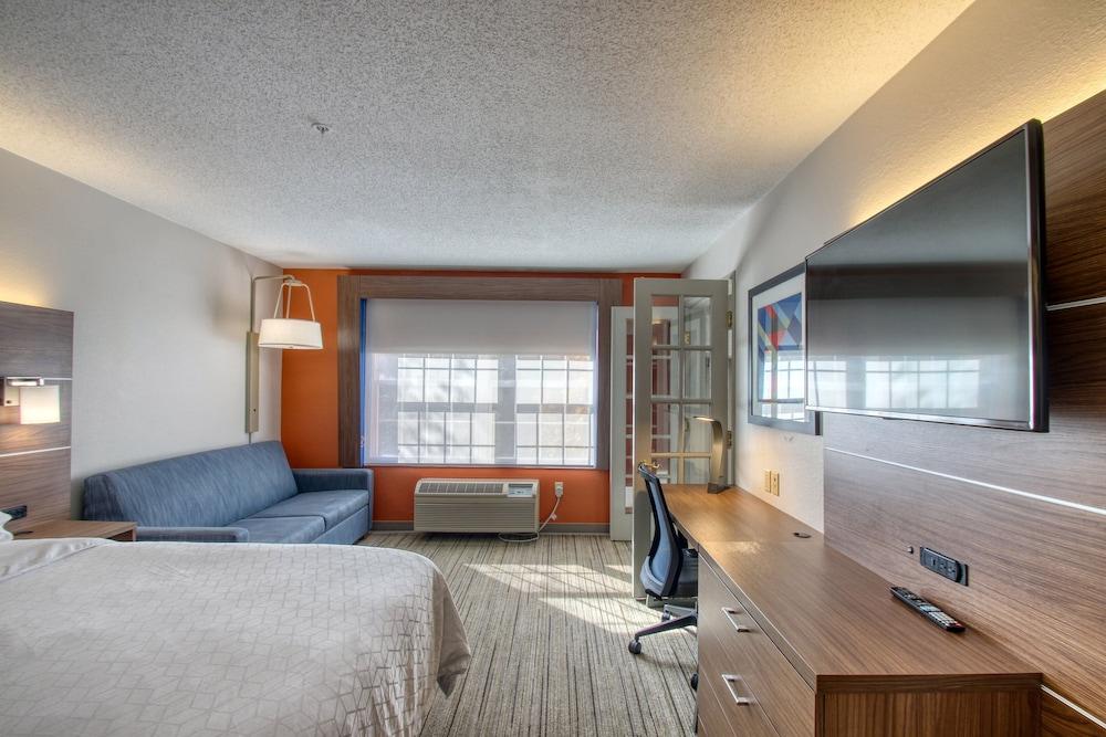 Holiday Inn Express Hotel & Suites Oshkosh by IHG photo 73