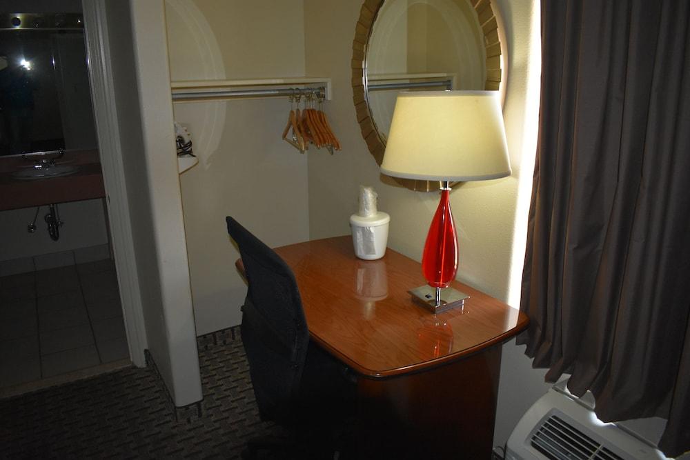 Rodeway Inn photo 11