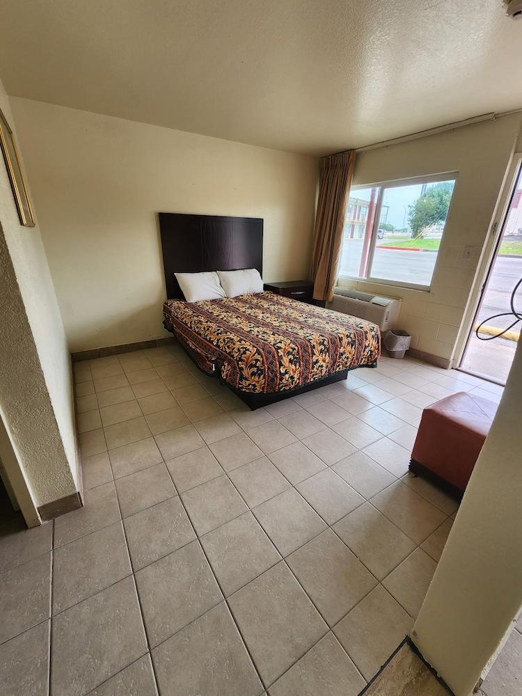 HomeTown Inn and Suites photo 5