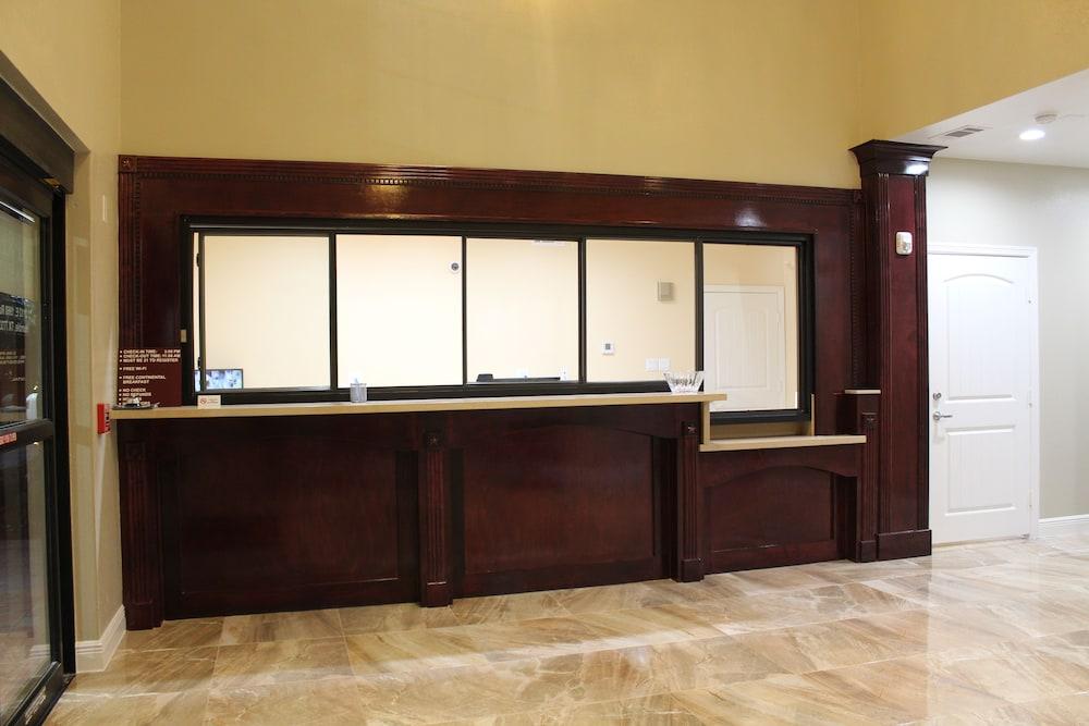 Express Inn & Suites - Bush Airport photo 11
