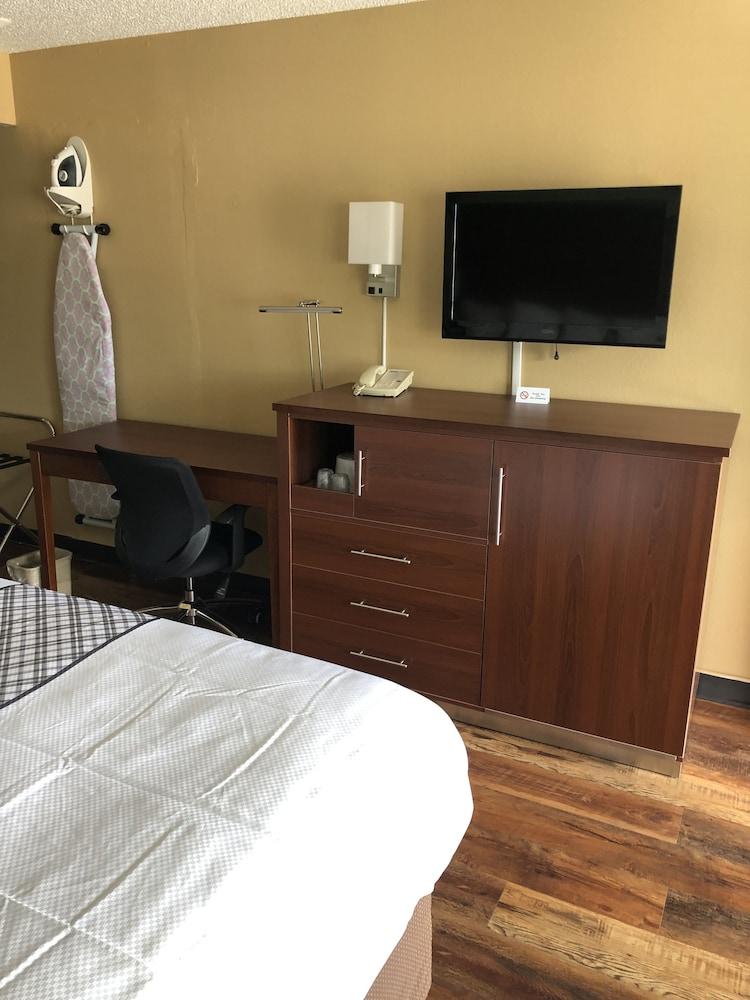 Knight's Inn Motel photo 12