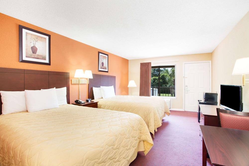 Super 8 by Wyndham Defuniak Springs photo 2