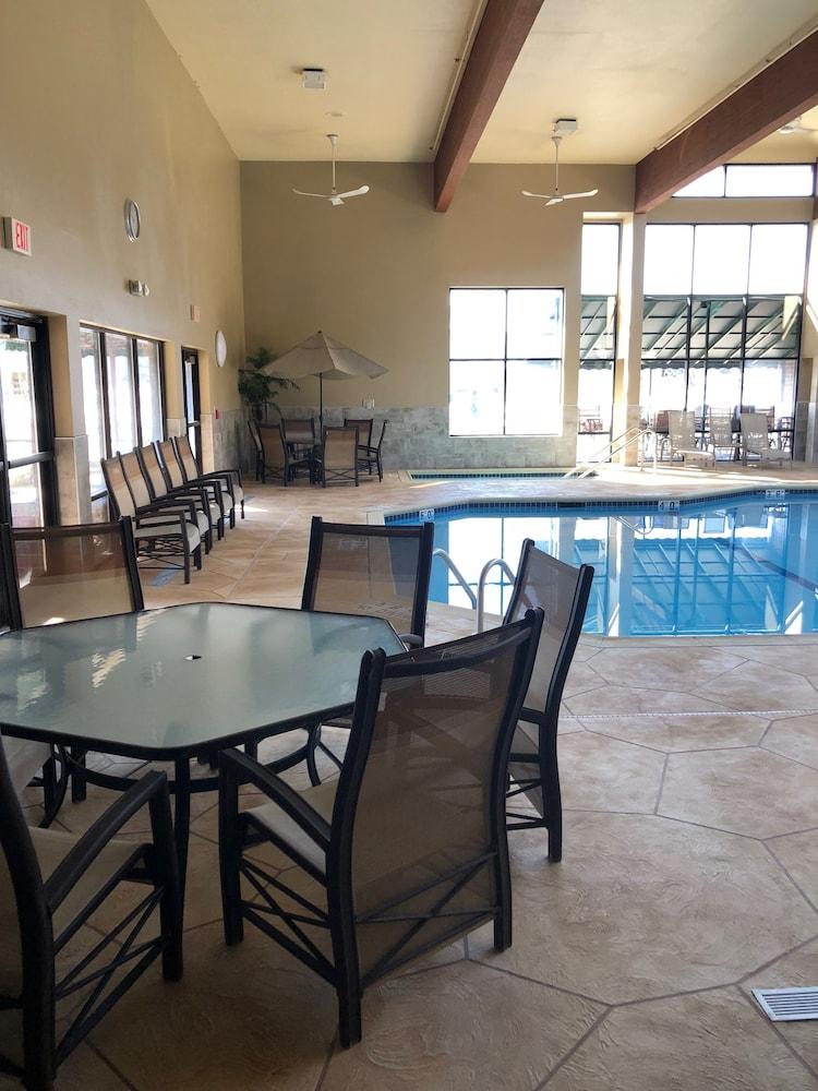 Express Suites Riverport Inn & Suites photo 2