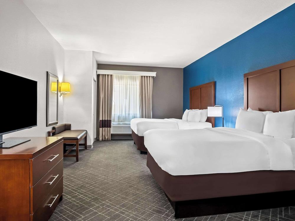 Comfort Suites Lindale - Tyler North photo 12
