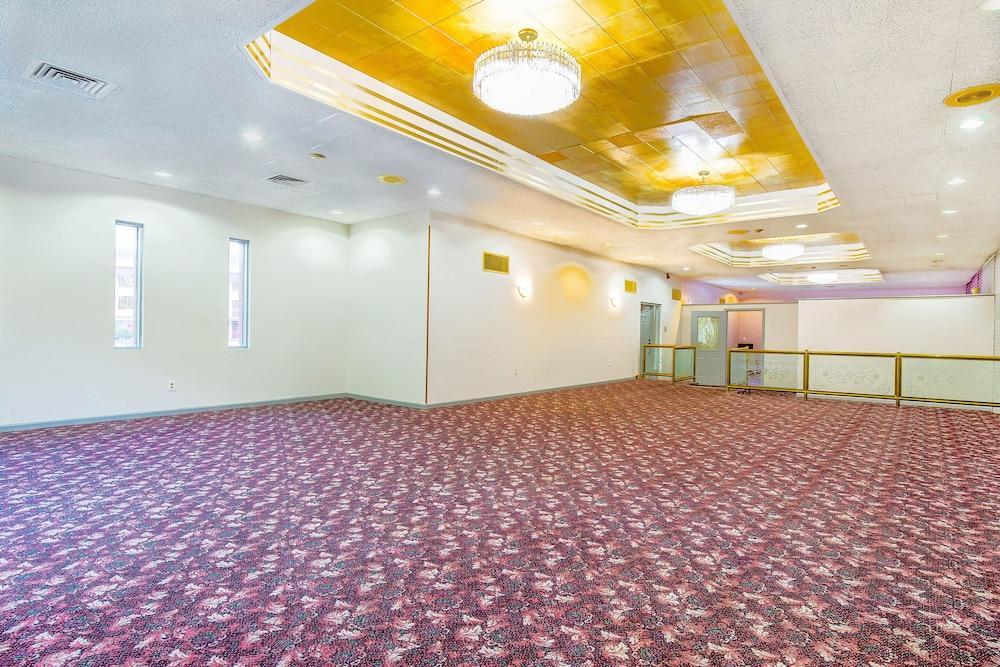 Americas Best Value Inn Moline photo 24