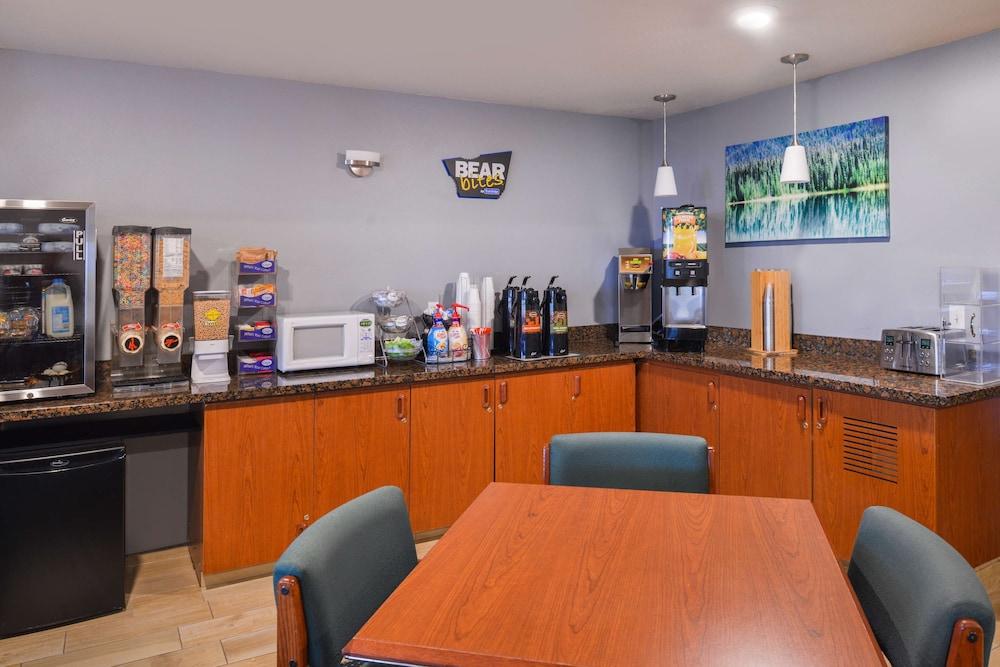 Travelodge Suites by Wyndham Newberg photo 46