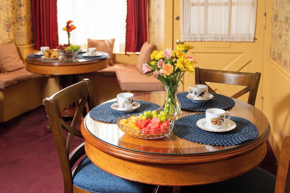 Americas Cup Inn photo 30