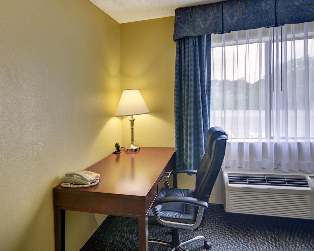 Quality Inn & Suites Grand Prairie South photo 11