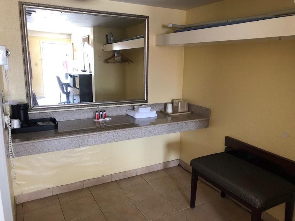 Days Inn by Wyndham Gainesville photo 10