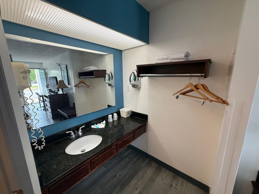 Brentwood Inn & Suites photo 10