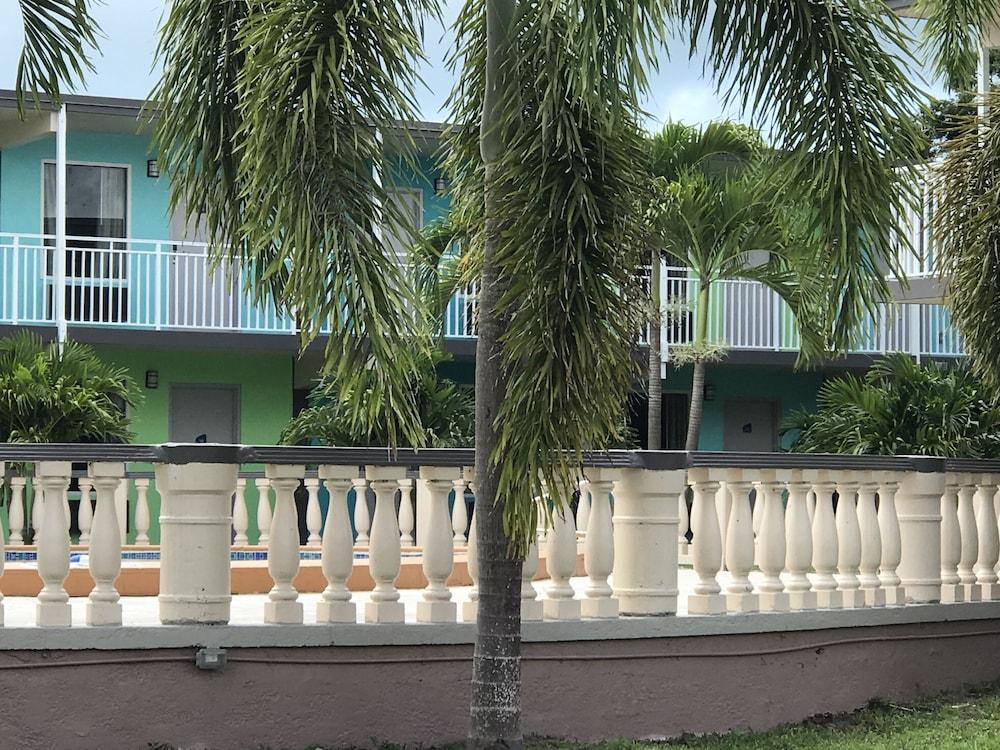 Tropical Inn & Suites photo 13