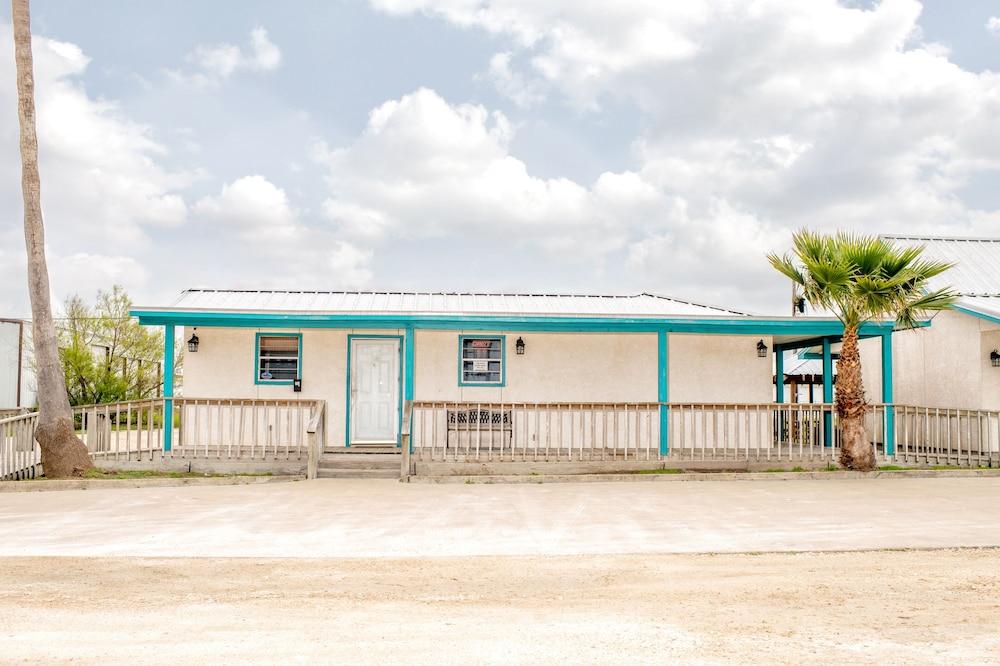 Captain Quarters Motel photo 1