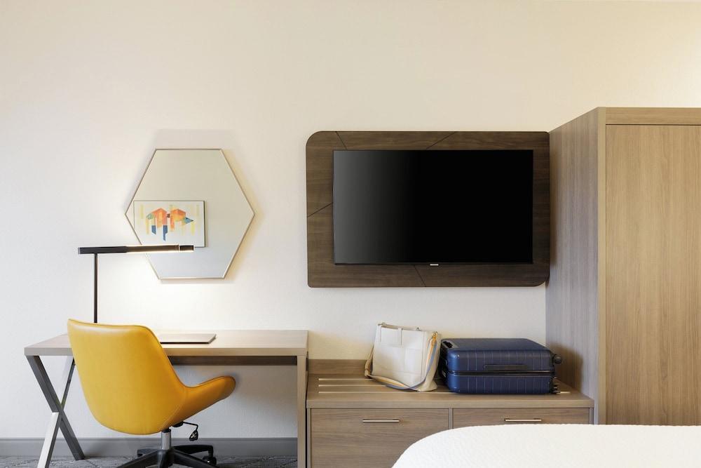 Holiday Inn Express & Suites Phoenix Midtown by IHG photo 59