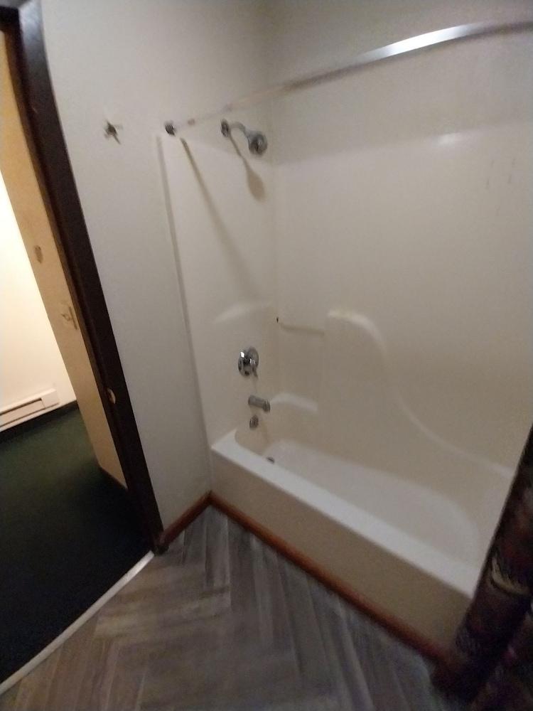 Going-To-The-Sun Inn & Suites photo 32