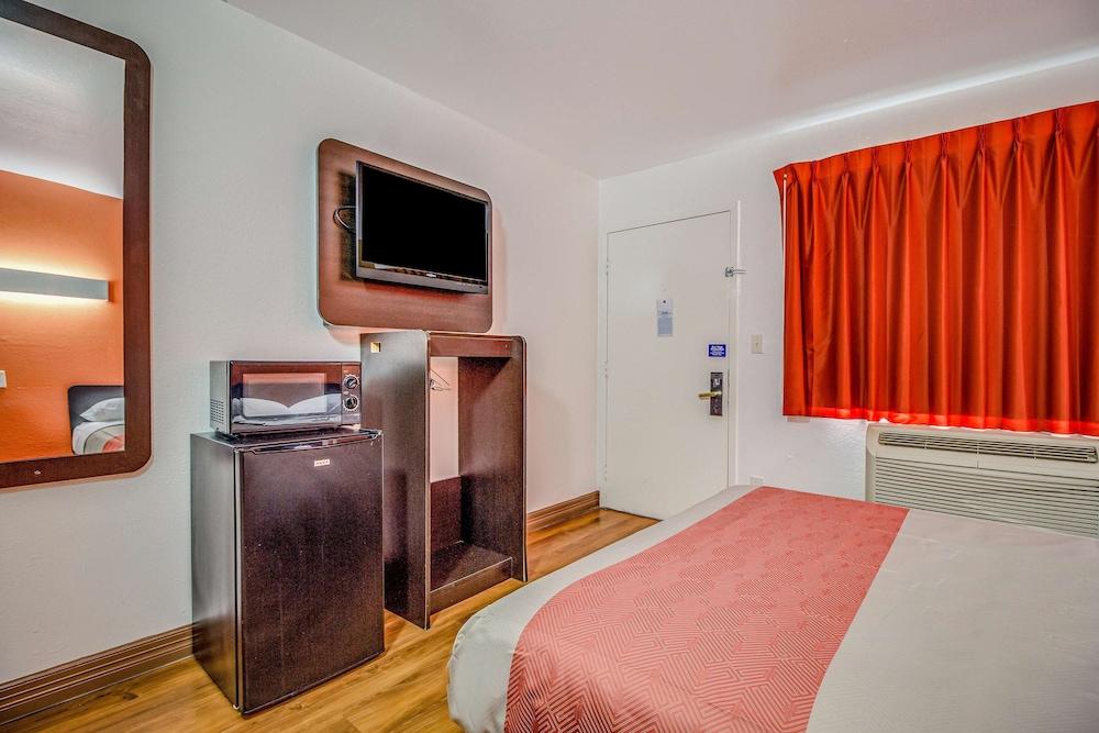 Motel 6 Conroe, TX photo 10