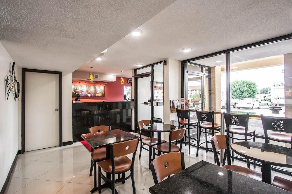 Econo Lodge Inn & Suites Memphis East photo 20
