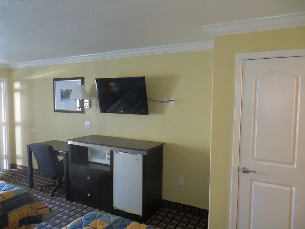 Hallmarc Inn photo 6