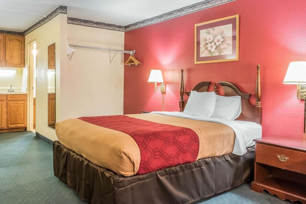 Econo Lodge Reading Airport photo 19