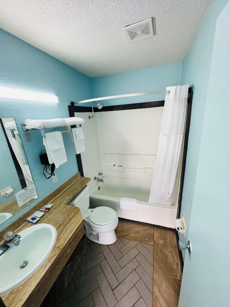 Travel Inn & Suites photo 28