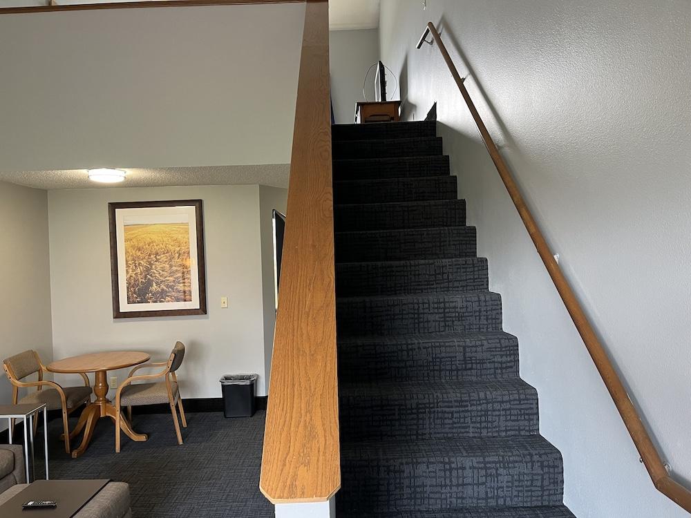 Days Inn & Suites by Wyndham Williamsburg IA North photo 9