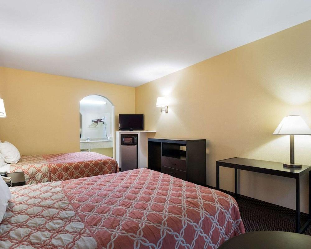 Rodeway Inn & Suites Humble IAH photo 13