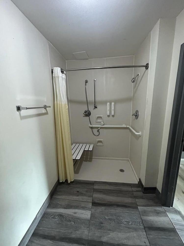 Clarion Pointe - Greensboro Coliseum Area photo 27