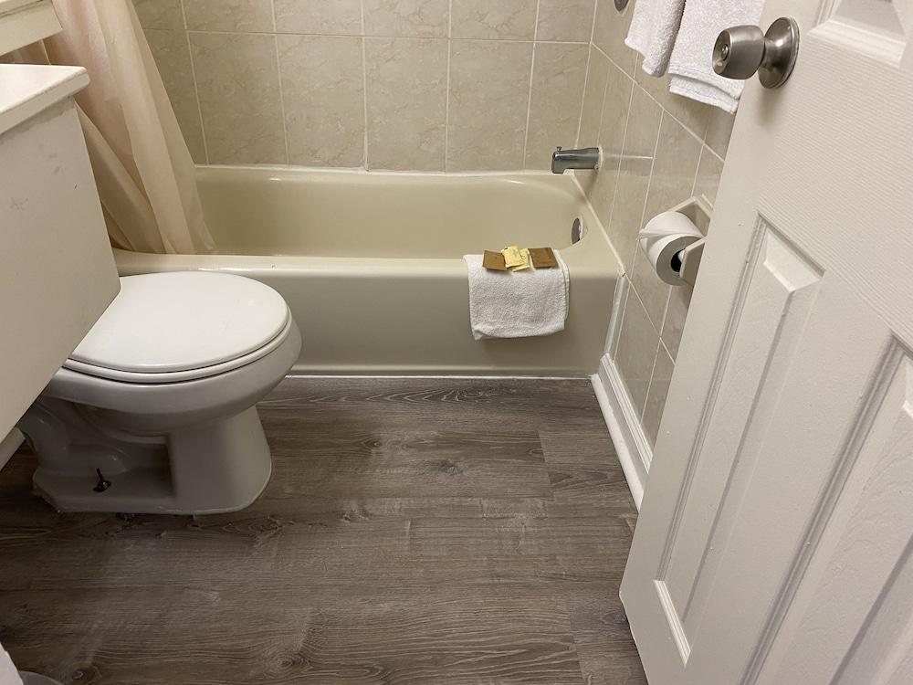 Red Carpet Inn & Suites photo 61