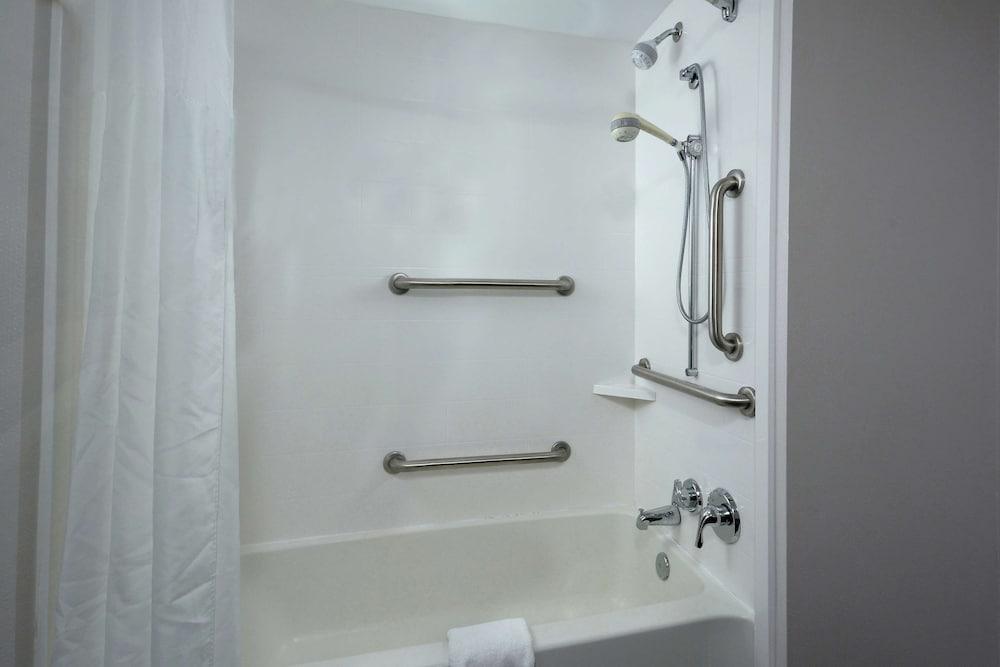 Hampton Inn & Suites Clinton - I-26 photo 20