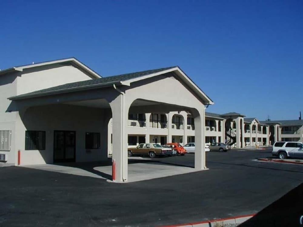 American Inn & Suites photo 1