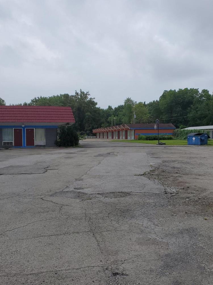 Gray Plaza Motel photo 35