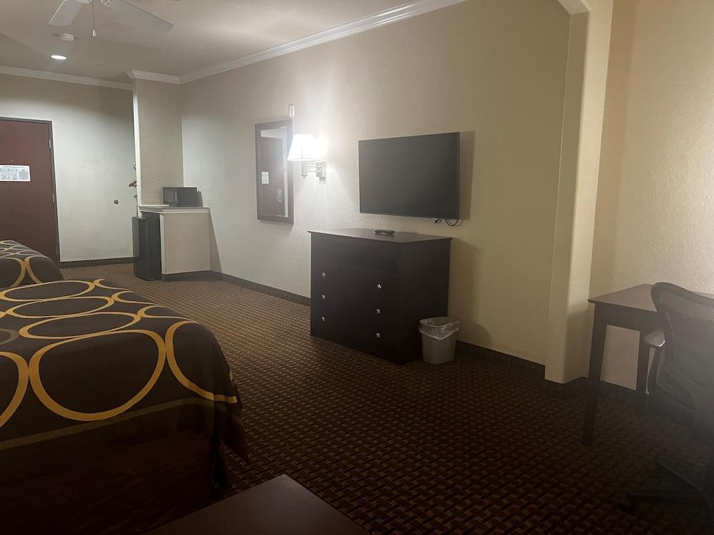 Super 8 by Wyndham IAH West/Greenspoint photo 23