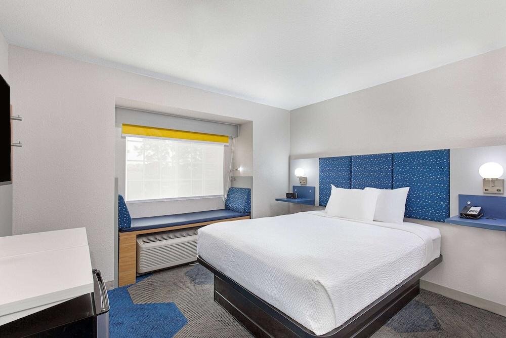 Microtel Inn & Suites by Wyndham Manchester photo 9