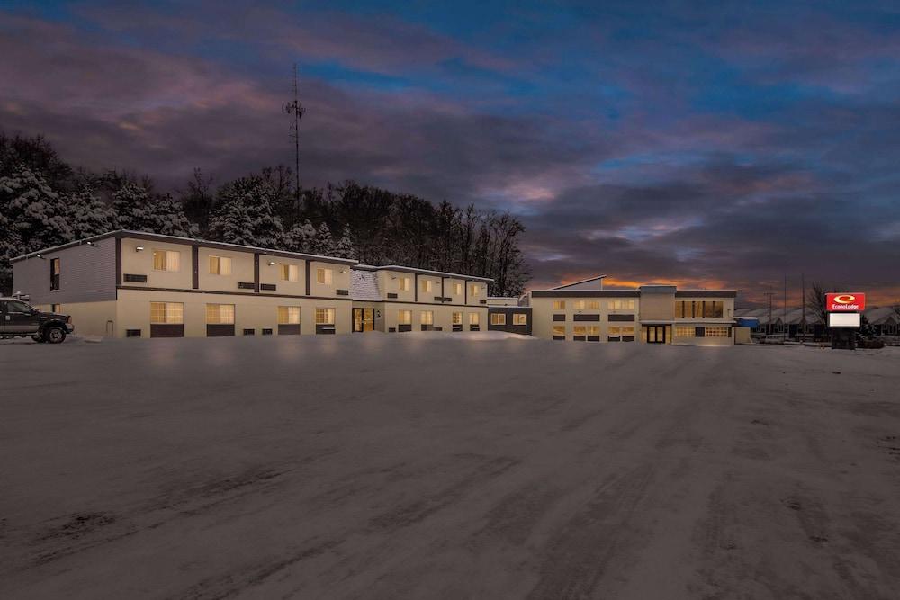 Econo Lodge Manistee photo 37