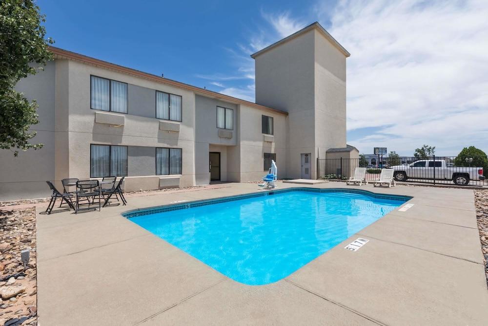 Super 8 by Wyndham Midland photo 4