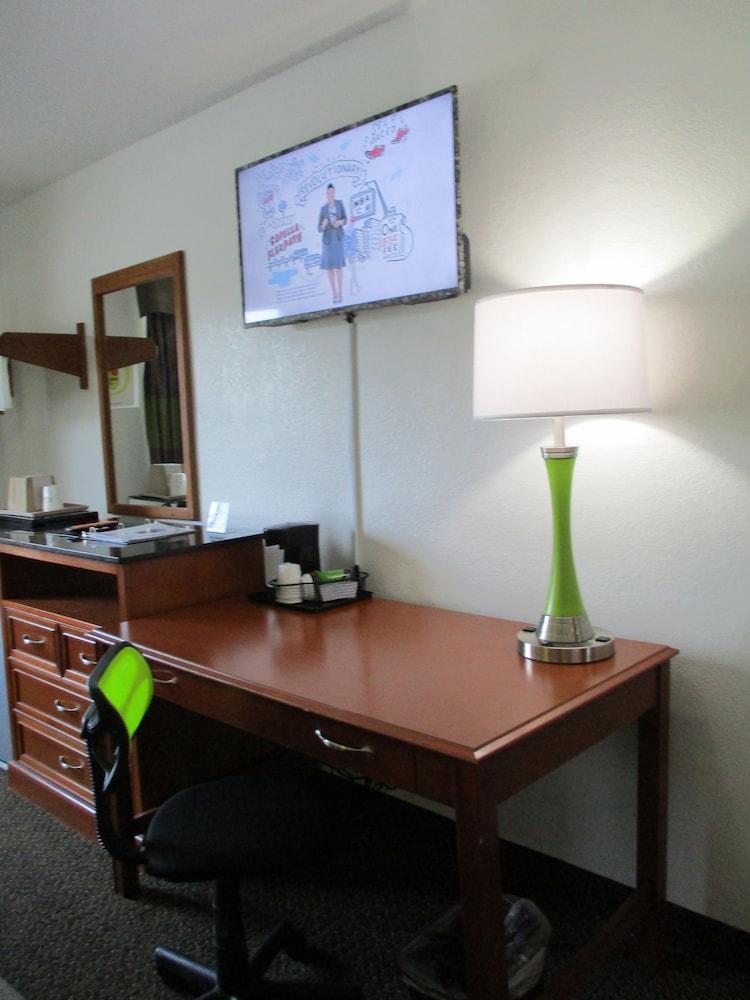 Super 8 by Wyndham Franklin photo 31